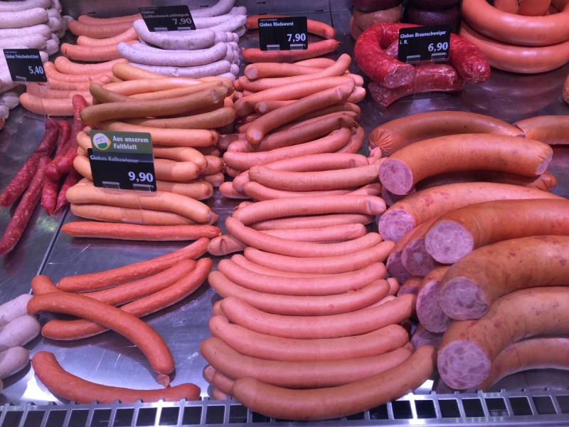 charcuterie-MAZAUGUES-min_sausages_meat_butchery-1069321